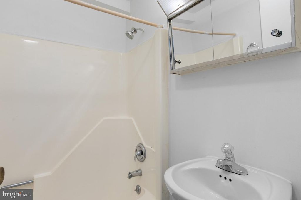 Image 11 of property listing at 228 CANAL DR #G-208, Salisbury, MD 21804