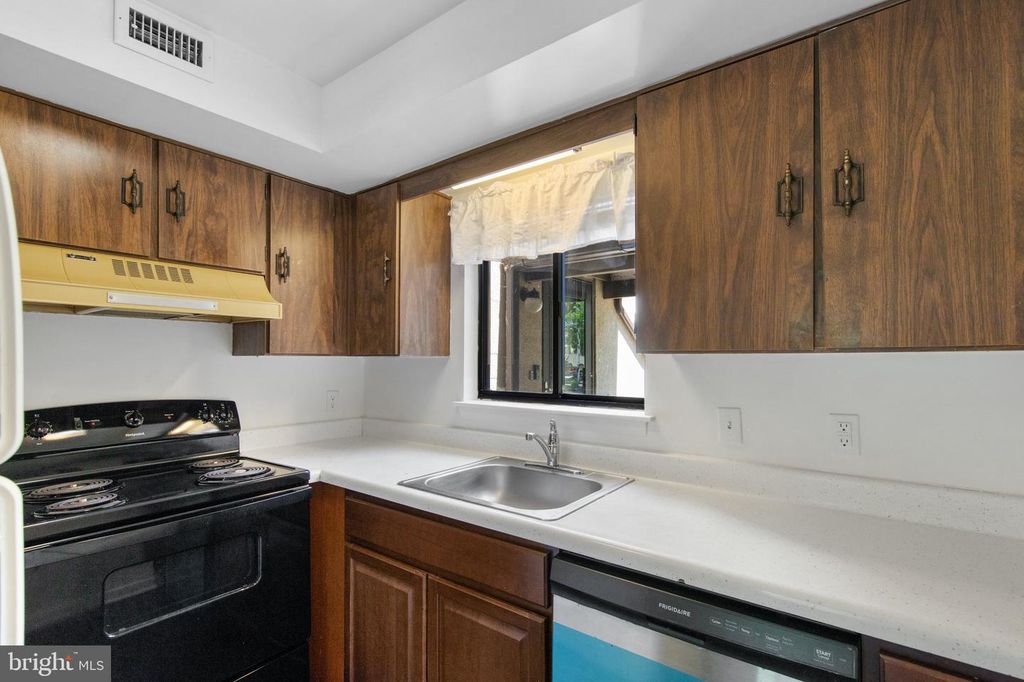Image 25 of property listing at 228 CANAL DR #G-208, Salisbury, MD 21804
