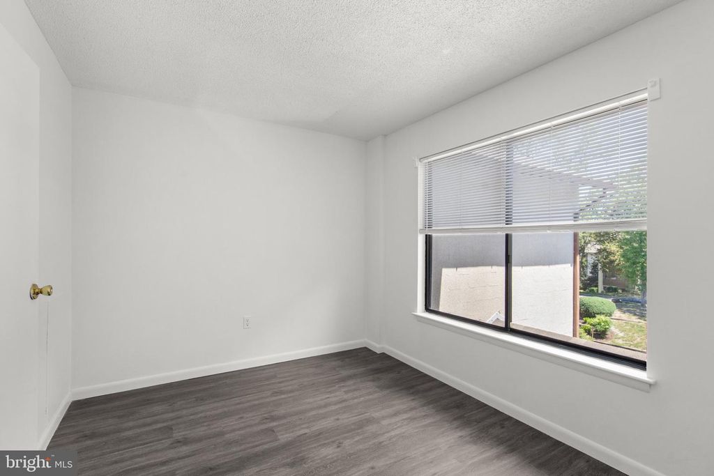 Image 10 of property listing at 228 CANAL DR #G-208, Salisbury, MD 21804