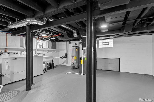612 W Brockton Avenue, Madison Heights, MI 48071