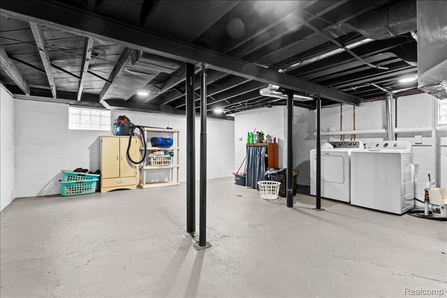 612 W Brockton Avenue, Madison Heights, MI 48071