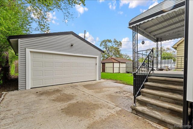 612 W Brockton Avenue, Madison Heights, MI 48071