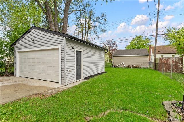 612 W Brockton Avenue, Madison Heights, MI 48071