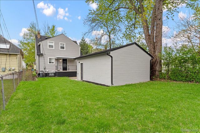 612 W Brockton Avenue, Madison Heights, MI 48071