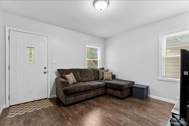 612 W Brockton Avenue, Madison Heights, MI 48071