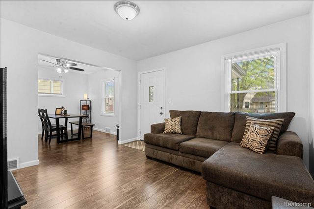 612 W Brockton Avenue, Madison Heights, MI 48071