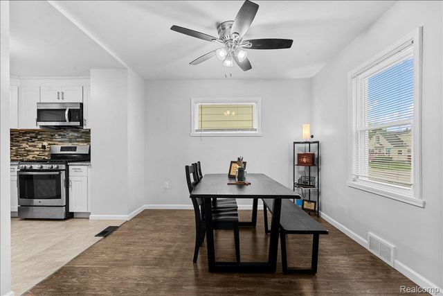 612 W Brockton Avenue, Madison Heights, MI 48071