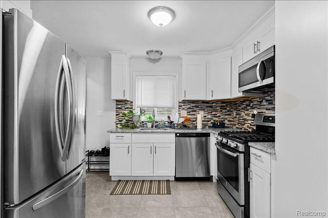 612 W Brockton Avenue, Madison Heights, MI 48071