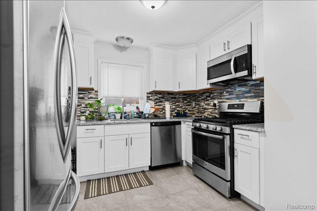 612 W Brockton Avenue, Madison Heights, MI 48071