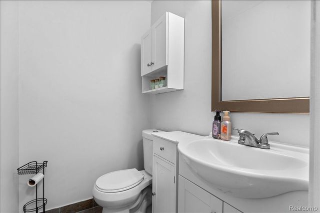 612 W Brockton Avenue, Madison Heights, MI 48071