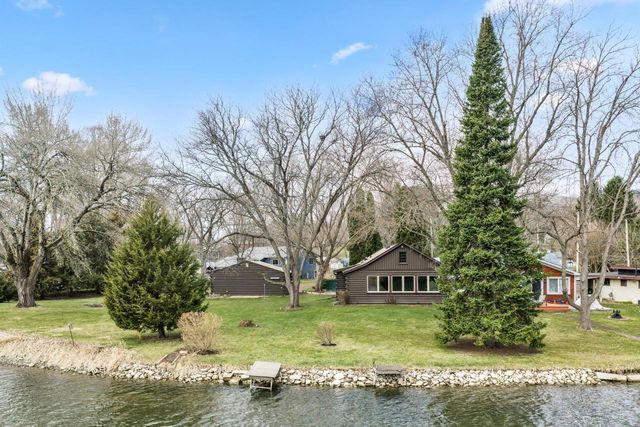 N6236 W Lake Shore DRIVE, Burlington, WI 53105