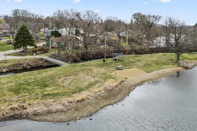 N6236 W Lake Shore DRIVE, Burlington, WI 53105