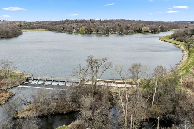 N6236 W Lake Shore DRIVE, Burlington, WI 53105