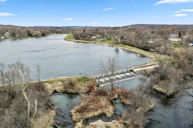 N6236 W Lake Shore DRIVE, Burlington, WI 53105