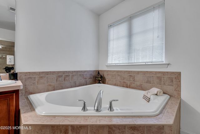 23 Amethyst Way, Jackson, NJ 08527