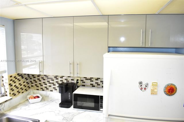 9141 Sunrise Lakes Boulevard 201, Sunrise, FL 33322
