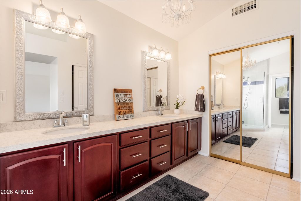Image 18 of property listing at 9596 E WINDROSE Drive, Scottsdale, AZ 85260
