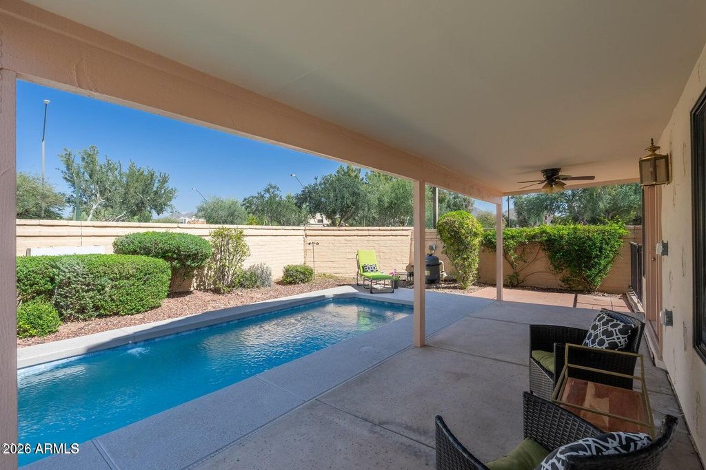 Image 34 of property listing at 9596 E WINDROSE Drive, Scottsdale, AZ 85260
