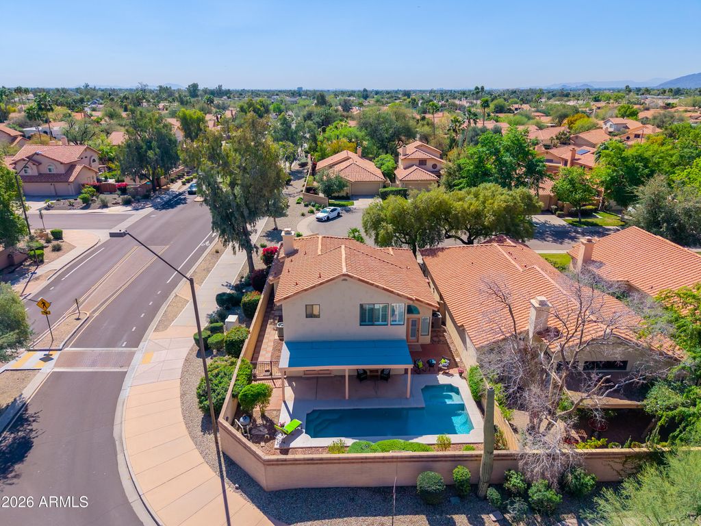 Image 37 of property listing at 9596 E WINDROSE Drive, Scottsdale, AZ 85260