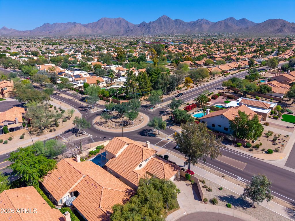 Image 39 of property listing at 9596 E WINDROSE Drive, Scottsdale, AZ 85260