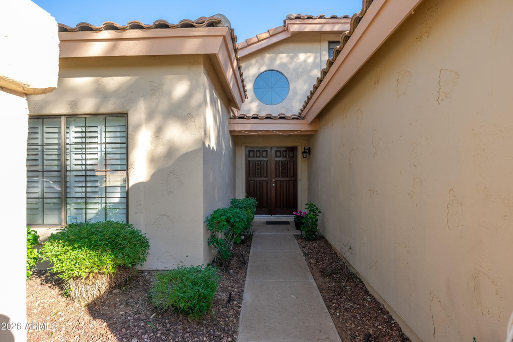 Image 7 of property listing at 9596 E WINDROSE Drive, Scottsdale, AZ 85260