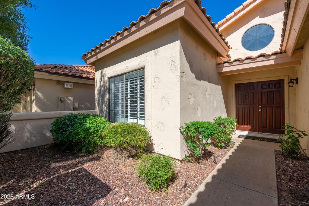 Image 8 of property listing at 9596 E WINDROSE Drive, Scottsdale, AZ 85260