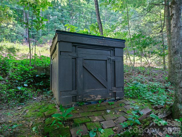 262 Little Pond Drive, Burnsville, NC 28714