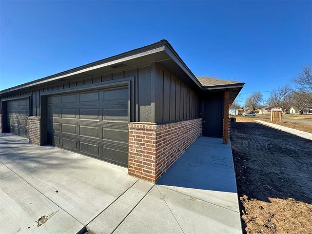 1402 S Jensen Avenue, El Reno, OK 73036