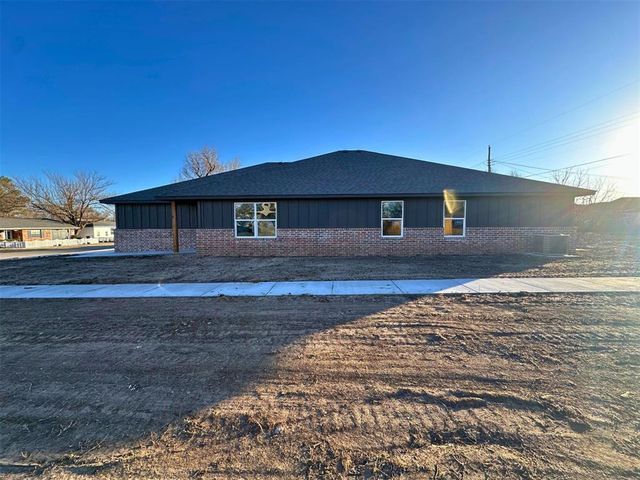 1402 S Jensen Avenue, El Reno, OK 73036
