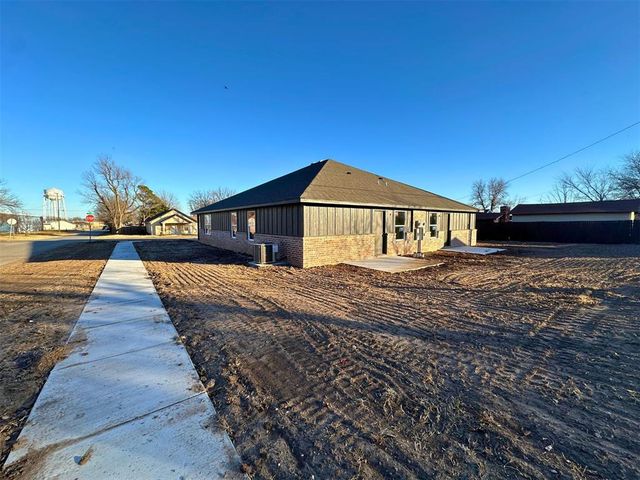 1402 S Jensen Avenue, El Reno, OK 73036
