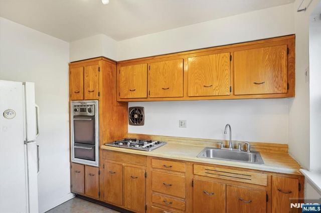 300 Claremont D1, Verona, NJ 07044