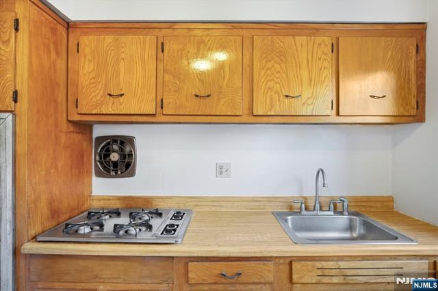 300 Claremont D1, Verona, NJ 07044