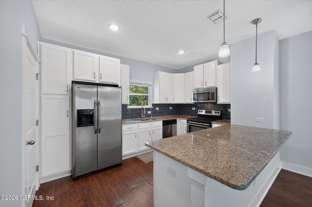 843 3RD Avenue S, Jacksonville Beach, FL 32250