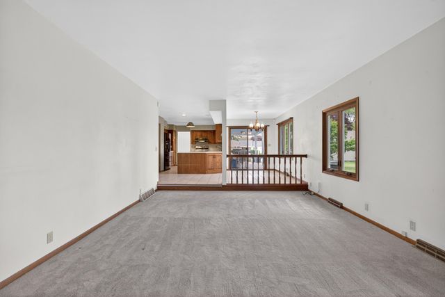 1828 Pinehurst Lane, Waterloo, IA 50701