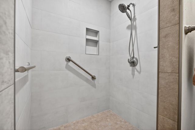 1828 Pinehurst Lane, Waterloo, IA 50701