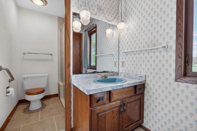 1828 Pinehurst Lane, Waterloo, IA 50701