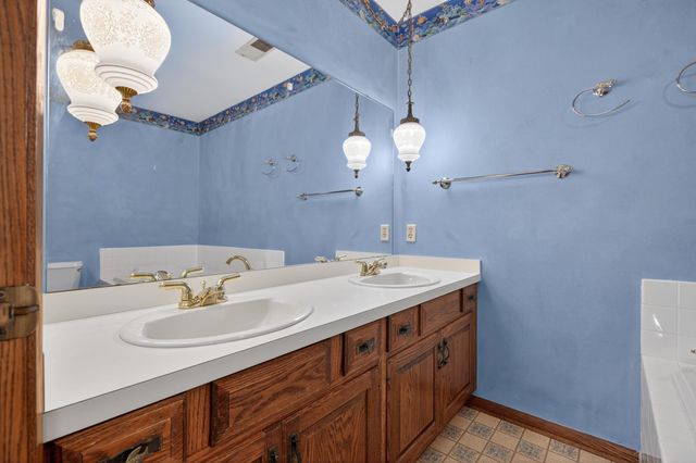 1828 Pinehurst Lane, Waterloo, IA 50701