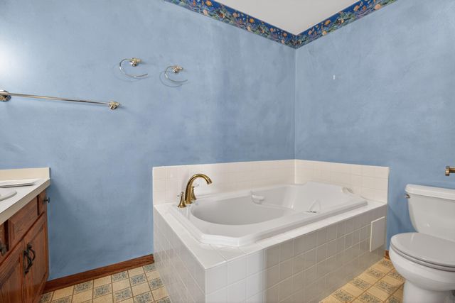 1828 Pinehurst Lane, Waterloo, IA 50701
