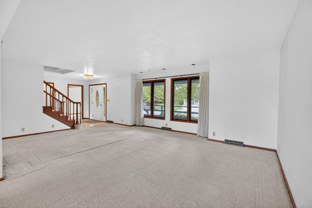 1828 Pinehurst Lane, Waterloo, IA 50701