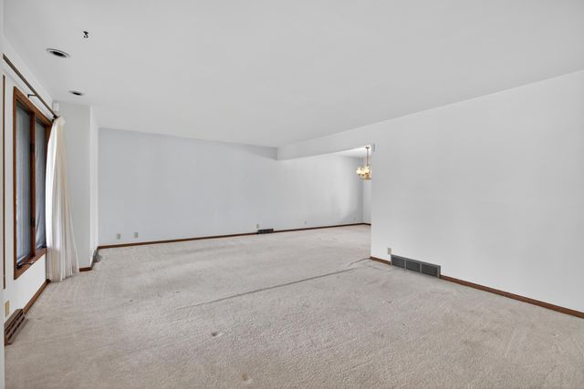 1828 Pinehurst Lane, Waterloo, IA 50701