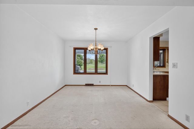 1828 Pinehurst Lane, Waterloo, IA 50701