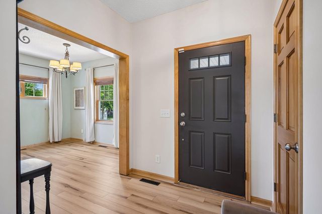 11585 Laketowne View, Albertville, MN 55301