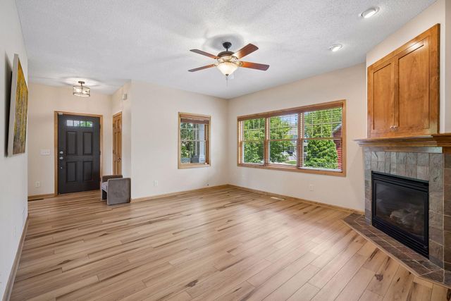 11585 Laketowne View, Albertville, MN 55301