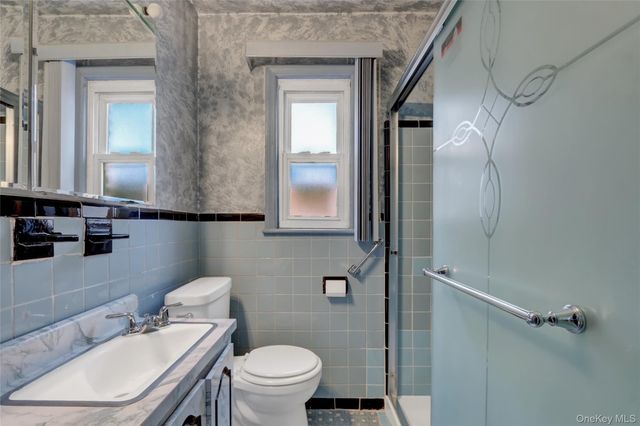 81-25 258th Street, Floral Park, NY 11004