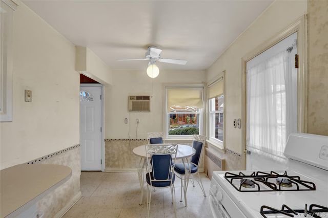 81-25 258th Street, Floral Park, NY 11004