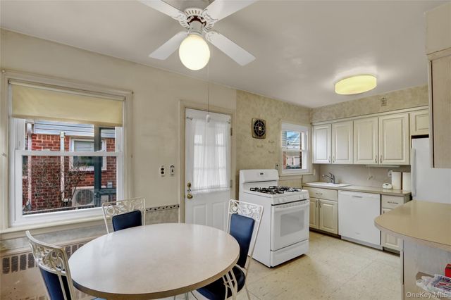 81-25 258th Street, Floral Park, NY 11004