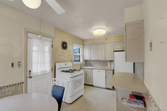 81-25 258th Street, Floral Park, NY 11004