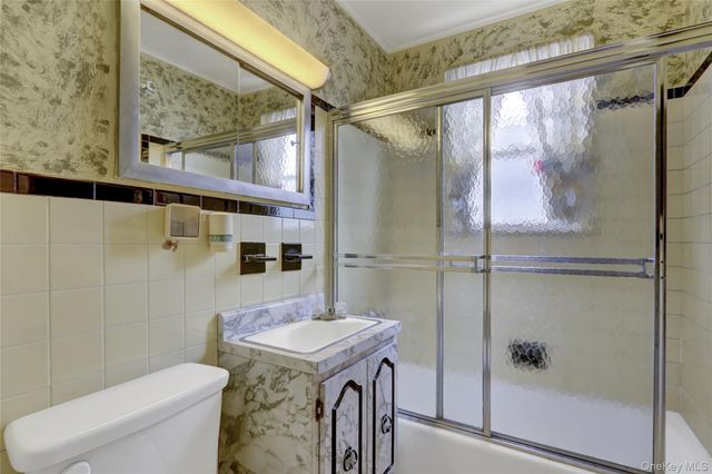 81-25 258th Street, Floral Park, NY 11004