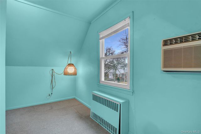 81-25 258th Street, Floral Park, NY 11004