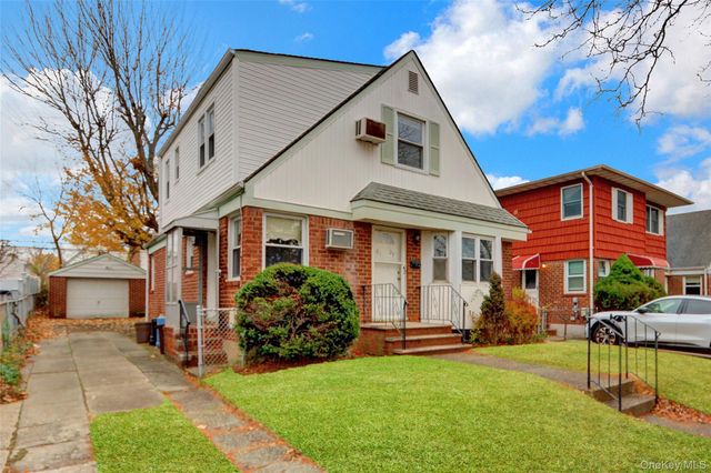 81-25 258th Street, Floral Park, NY 11004